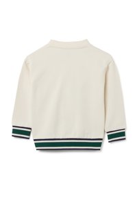 Cremfarbener Sweatshirt mit langen Ärmeln, gerippten Bündchen und Saum, mit grünen, weißen und marineblauen Streifen, von hinten gezeigt.