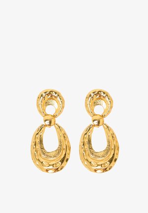 Kultaiset korvarenkaat, joissa on teksturoitu, soikea muoto. Yksityiskohtina pyöreä nappi ylhäällä ja avoin pisaramuotoinen muotoilu. Kiiltävä metallipinta.