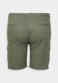 Calções cargo verde-oliva com um corte descontraído, apresentando dois bolsos traseiros e bolsos laterais com pala, feitos em tecido de algodão com uma textura suave.