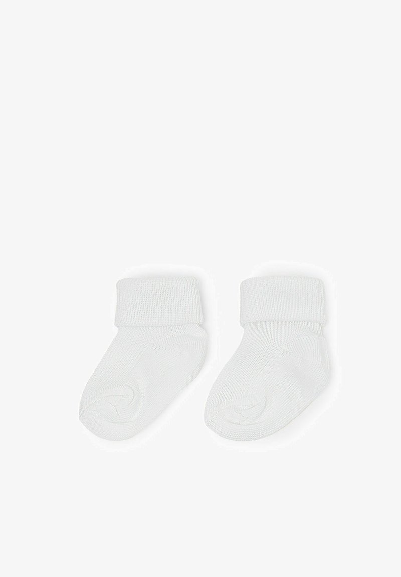 Chaussettes pour bébé en coton blanc avec un bord côtelé ; texture douce, bout rond et design sans couture pour plus de confort.