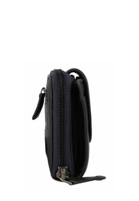Zwarte ritsportemonnee met een textielzijde, slank design en een leren trekband, met een contrasterende marinekleuraccent.