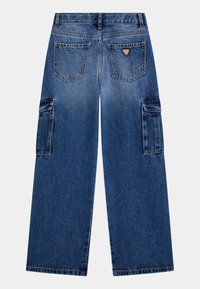 Pantalones cargo de denim azul con un diseño de pierna recta, que cuentan con dos grandes bolsillos laterales, dos bolsillos traseros y un pequeño logotipo de la marca en la parte posterior.
