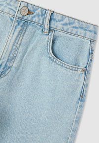 Shorts in denim azzurro chiaro con un classico design a cinque tasche, chiusura con bottone bronzeo e leggere sfumature sul tessuto.