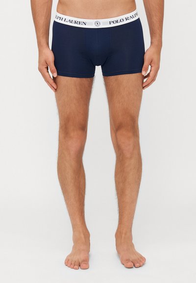 Sötétkék pamut boxeralsó fehér rugalmas derékpánttal, amelyen a "POLO RALPH LAUREN" felirat található. Testhezálló szabás, sima felület.