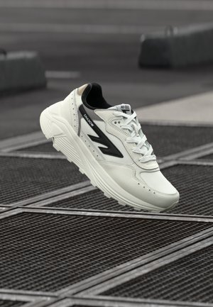 SHADOW UNISEX  - Sporta apavi - bright white/winter twig/black