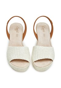 Sandalias de tela blanca tejida con una amplia tira frontal, tira de tobillo marrón y suela de plataforma baja. Forro interior suave y diseño de punta redondeada.