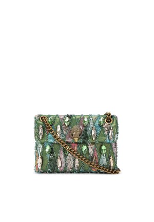 Borsa a mano verde in paillettes con chiusura a forma di conchiglia, motivi a diamante multicolore e tracolla in oro. Design rettangolare compatto.
