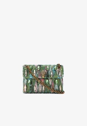 Borsa a mano verde in paillettes con chiusura a forma di conchiglia, motivi a diamante multicolore e tracolla in oro. Design rettangolare compatto.