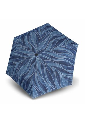 Blauwe paraplu met golvende lichtblauwe en witte lijnen die een abstract bladpatroon vormen, volledig open weergegeven tegen een witte achtergrond.