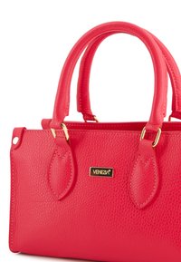 Rote Lederhandtasche mit doppelten Griffen, goldenen Hardware-Akzenten, strukturierter Oberfläche und rechteckiger Form. Logoplatte auf der Vorderseite.