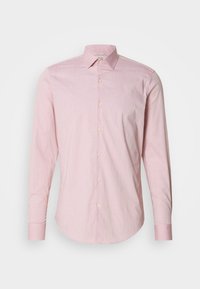 Helles rosa Hemd mit feinem Streifenmuster, langen Ärmeln, einem Kentkragen und abgerundetem Saum. Verfügt über cremefarbene Knöpfe.