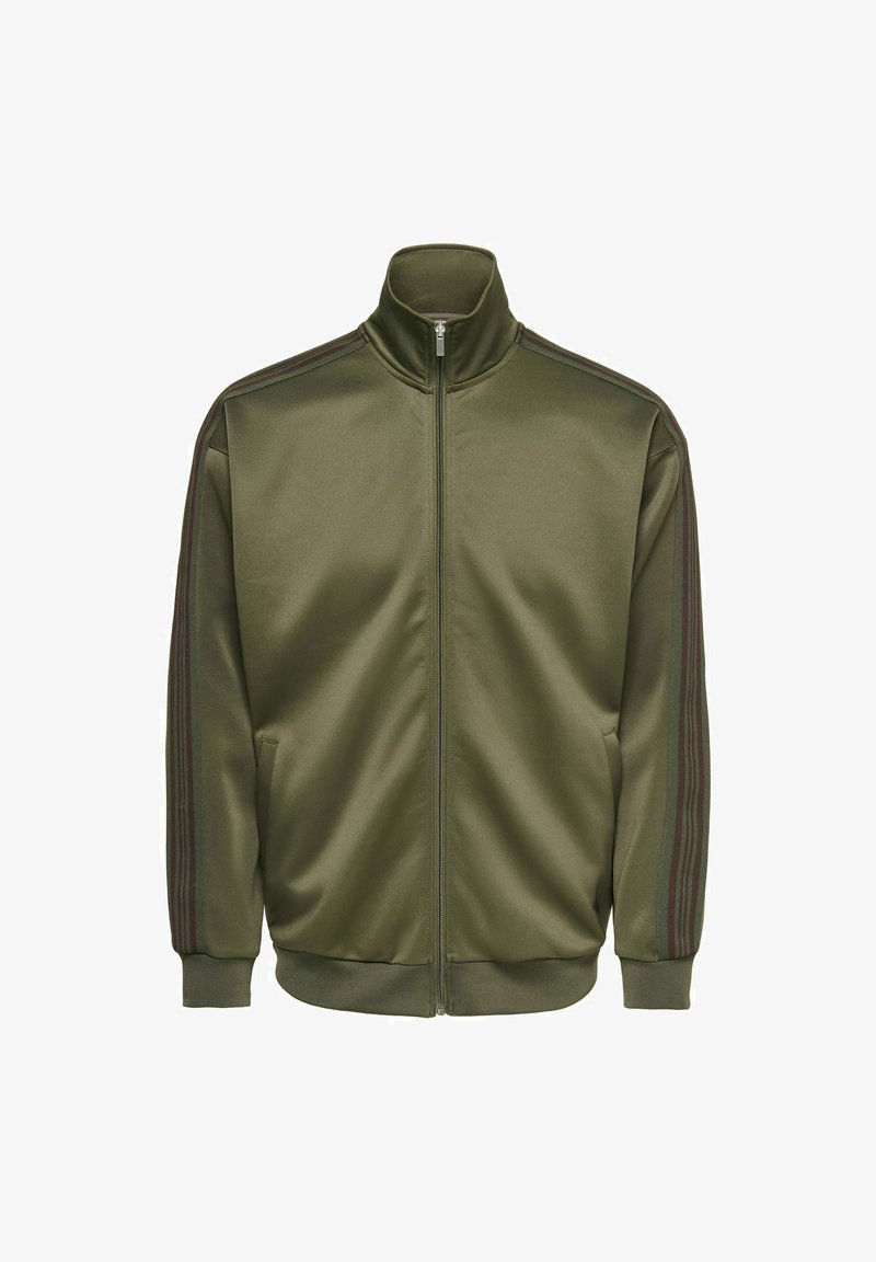 Veste de survêtement vert olive à zip intégral, col montant, poignets et ourlet côtelés, avec des bandes foncées courant le long des manches.