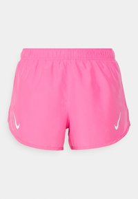 Pantalones cortos deportivos rosa hechos de tela ligera, con un acabado texturizado, cintura elástica y un logo blanco de Nike.