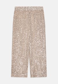 Pantalons taille haute de couleur beige clair recouverts de lignes verticales de sequins argentés. Texture lisse avec un design à jambes larges et une taille élastique.