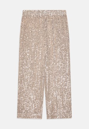 Calças de cintura alta, de um bege pálido, cobertas por linhas verticais de lantejoulas prateadas. Textura suave com um design de perna larga e cintura elástica.