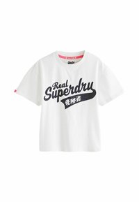 Vit T-shirt med korta ärmar och svart text "Real Superdry" samt japanska tecken över bröstet, rosa detalj på insidan av kragen.