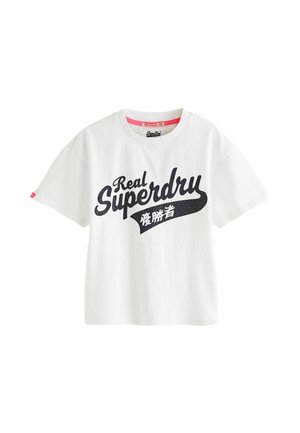 Balta kokvilnas T-kreklu ar melnu "Real Superdry" logotipu, apaļu kakla izgriezumu, īsām piedurknēm un mazu rozā birku kreisajā piedurknē.