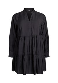 Must tinta pikkade varrukatega kleit kergest kangast, millel on kihiline disain, osaliselt avatud krae ja kogutud detailid varrukatel.