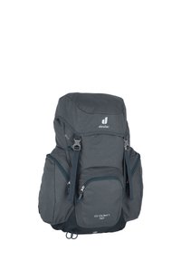 Mochila de tela gris con múltiples compartimentos, correas ajustables y cierre superior. Presenta un logotipo y bolsillos con cremallera para accesorios.