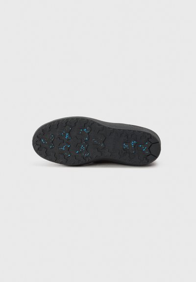 Semelle noire avec une texture rugueuse ; motifs de semelle en forme d'étoile ; accents de bleu. Design plat, adapté à diverses surfaces.