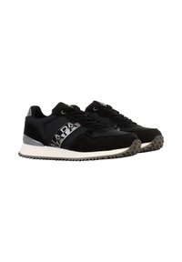 Baskets de sport noires avec un dessus en daim et en textile, présentant un logo gris proéminent, un laçage et une semelle extérieure en caoutchouc texturé.