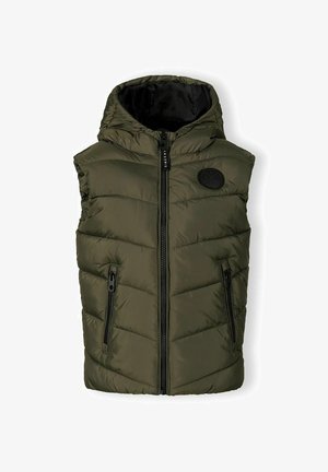 Olive spalvos pūkinė liemenė su kapišonu, užtrauktuku priekyje, dviem šoniniais kišenėmis ir apvaliu juodu logotipu ant viršutinės krūtinės dalies. Tekstūruotas, siuvinėtas dizainas.