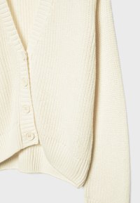 Cremfarbener Strickcardigan mit V-Ausschnitt, fünf Knöpfen und geripptem Muster. Hat eine lockere Passform und strukturierte Ärmel.