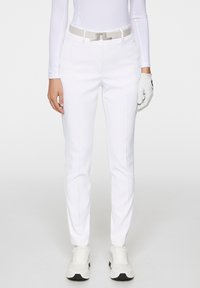 Białe spodnie golfowe o dopasowanym kroju, gładkiej fakturze, z centralnym zamkiem błyskawicznym, dwoma bocznymi kieszeniami oraz pasującym jasnoszarym paskiem.