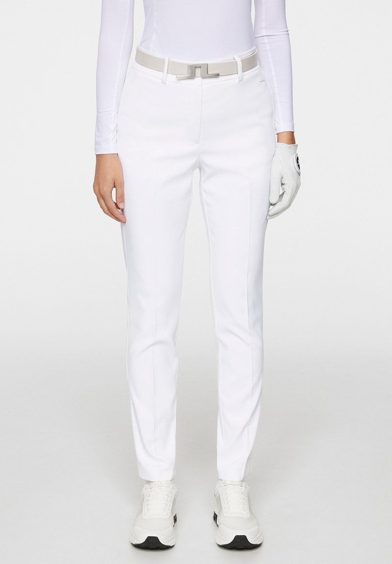Białe spodnie golfowe o dopasowanym kroju, gładkiej fakturze, z centralnym zamkiem błyskawicznym, dwoma bocznymi kieszeniami oraz pasującym jasnoszarym paskiem.