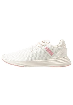 Baskets de sport en mesh blanc avec logo Puma rose clair sur le côté, semelle amortissante et fermeture à lacets, vues en profil gauche.