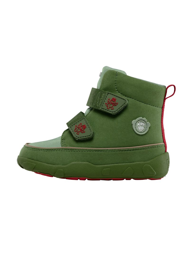 Grüner veganer Lederstiefel mit Klettverschlüssen, gepolstertem Kragen, roten Akzenten an der Sohle und der Rückseite sowie einem runden Logo an der Seite.