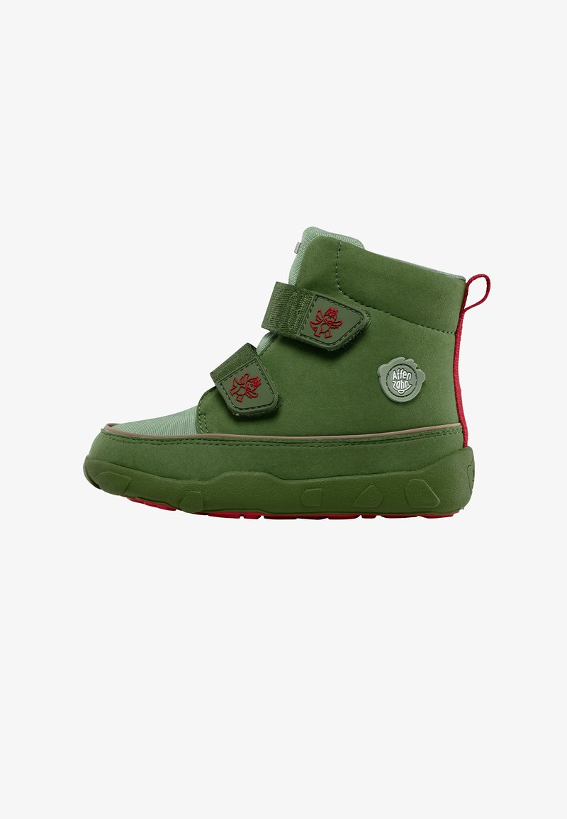 Grüner veganer Lederstiefel mit Klettverschlüssen, gepolstertem Kragen, roten Akzenten an der Sohle und der Rückseite sowie einem runden Logo an der Seite.