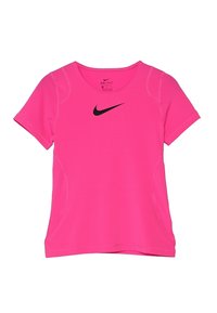 Camiseta rosa Nike Dri-FIT de manga corta, con cuello redondo y un logo negro de Nike en la parte frontal. Tela texturizada con un diseño ajustado.