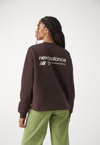 New Balance LINEAR HERITAGE BRUSHED BACK CREWNECK - Sportska majica - black coffee