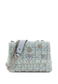 Borsa in tweed di colore azzurro chiaro con tracolla in catena argentata. Presenta decorazioni floreali e una toppa logata triangolare sul davanti.