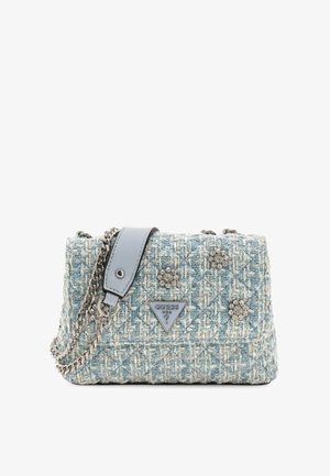 Bolso de tweed en azul claro con hebilla de cadena plateada. Presenta adornos florales y un parche de logo triangular en la parte frontal.