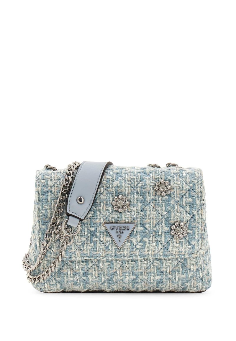 Borsa in tweed di colore azzurro chiaro con tracolla in catena argentata. Presenta decorazioni floreali e una toppa logata triangolare sul davanti.