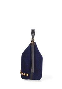 Borsa triangolare in suede blu navy con una tracolla in pelle nera e dettagli in metallo dorato ai lati. Texture liscia con una forma unica.