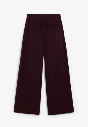 Pantalons à jambe large en bordeaux profond, présentant une texture lisse, deux poches arrière et une taille plate.