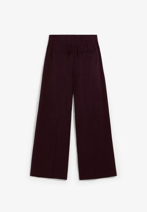 Pantalons à jambe large en bordeaux profond, présentant une texture lisse, deux poches arrière et une taille plate.
