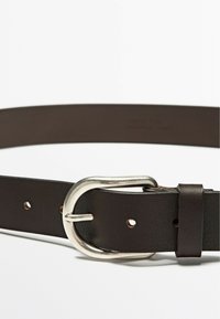Ceinture en cuir marron avec une boucle en métal argenté et des trous pour l'ajustement. Texture lisse avec un design simple.