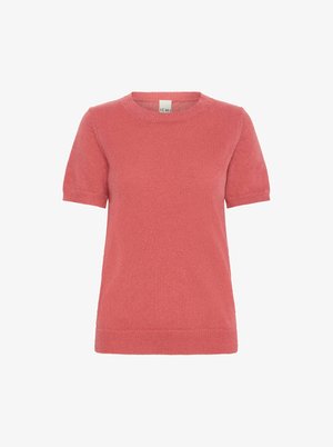 Sweter z krótkim rękawem w kolorze koralowym, wykonany z dzianiny, z okrągłym dekoltem, miękką teksturą oraz żebrowanym wykończeniem przy mankietach i dolnym brzegu. Metka pokazuje "ICHI."