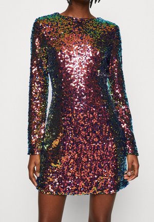 Kurzärmliges Pailletten-Kleid mit rundem Ausschnitt, das ein mehrfarbig schimmerndes Muster und eine figurbetonte Silhouette aufweist.