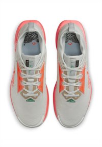 Sneaker leggere in grigio e corallo brillante, con una parte superiore in rete, texture a contrasto e dettagli riflettenti sui lacci e sui lati.