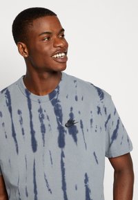 Nike Sportswear Printtipaita - cool grey