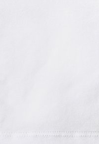 Tecido de algodão branco com uma textura suave, apresentando uma borda reta e costura discreta ao longo da parte inferior. Sem padrões ou detalhes adicionais presentes.