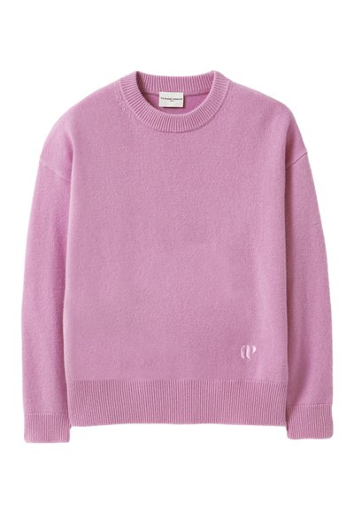 Pull rose clair avec un col rond, des poignets et un ourlet côtelés. Détail de logo subtil en bas à droite. Texture douce, coupe décontractée.
