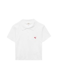 Polo bianco realizzato in cotone con colletto classico, maniche corte e un logo ricamato rosso sulla parte sinistra del petto.