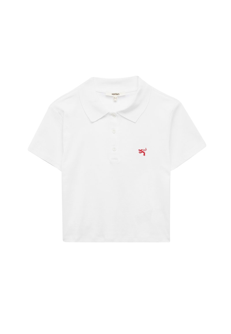 Polo bianco realizzato in cotone con colletto classico, maniche corte e un logo ricamato rosso sulla parte sinistra del petto.