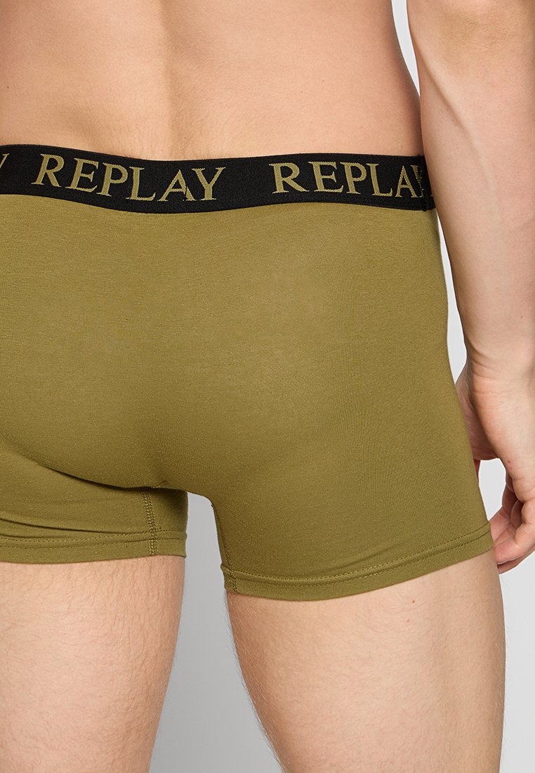 Olivgrön bomullsboxer med svart midja som har guld "REPLAY"-tryck. Slät textur med en tight passform.